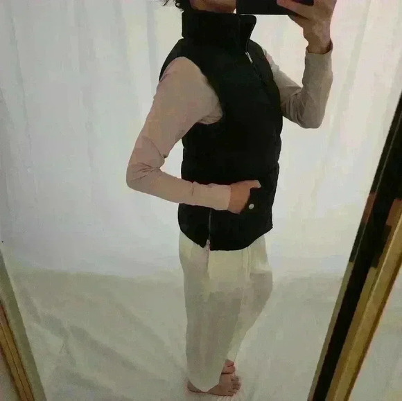 J. Crew Black Puffer Vest Gold Pockets Winter Ski Slopes Snow โ๏ธ ๐ฟ ๐ โท๏ธ - Picture 5 of 9